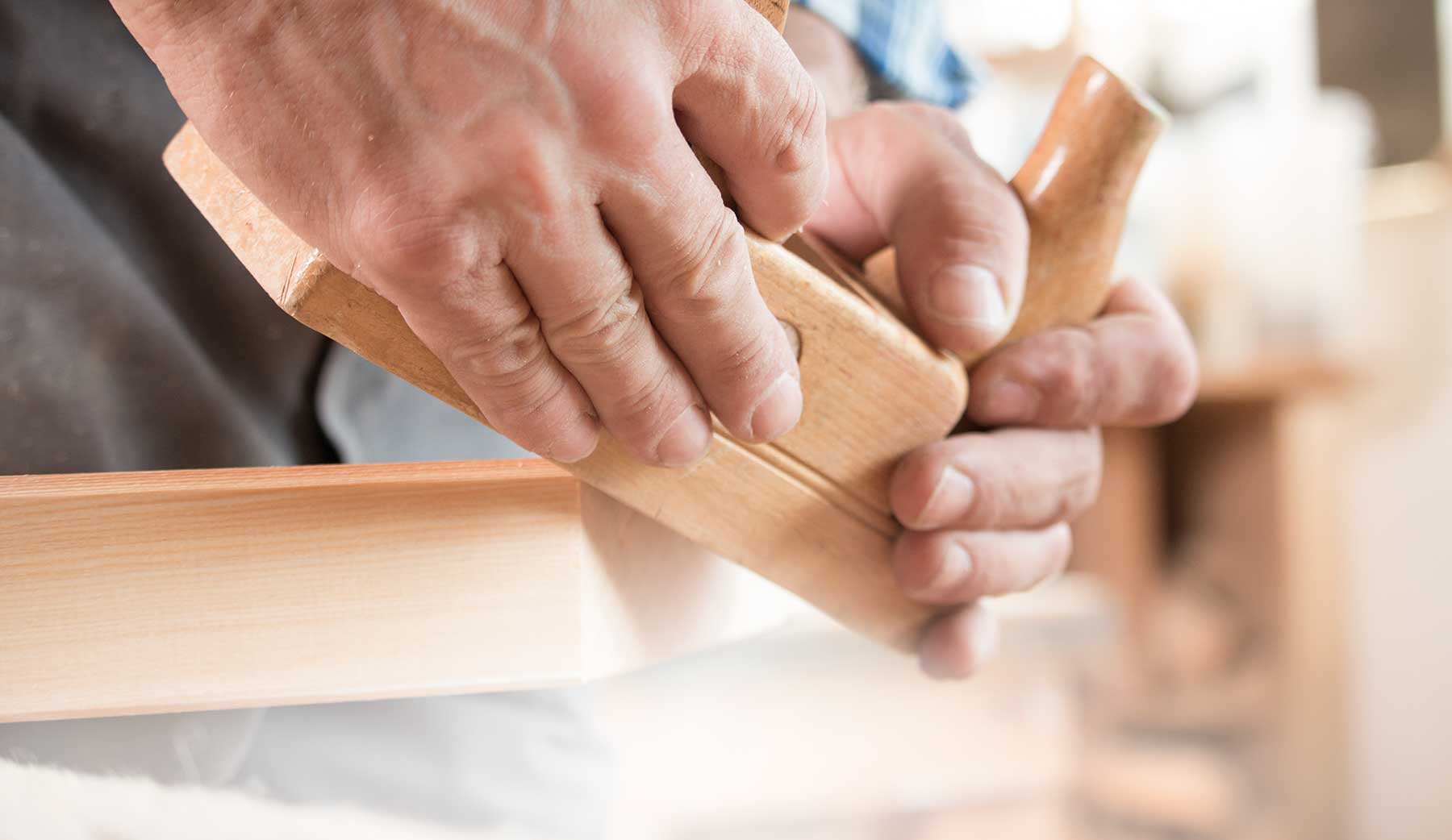 QUALITÄT IN HOLZ. Mit ehrlichem Handwerk und viel Liebe zu Detail und Funktion realisieren wir gerne Ihre Wünsche, individuell und maßgefertigt: